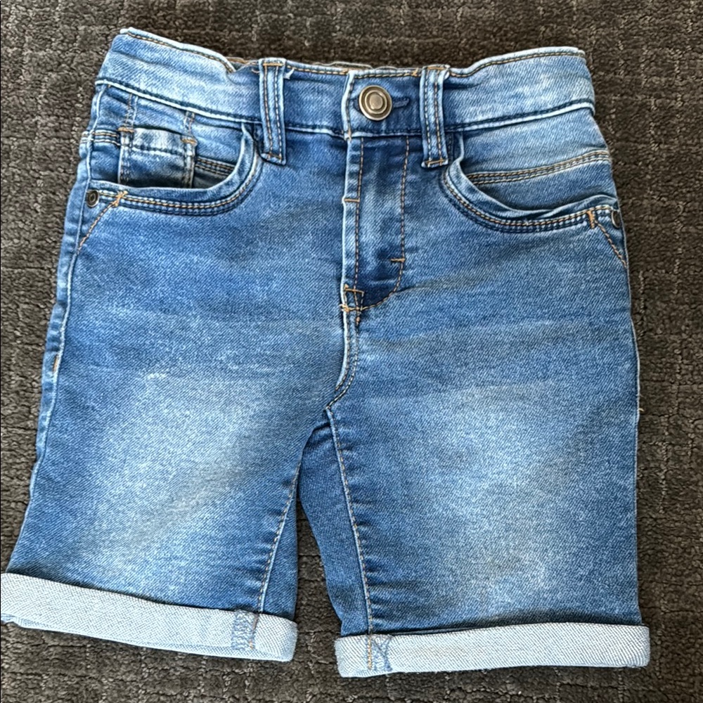 Blue Jeans with Rolled Cuffs and Medium Wash